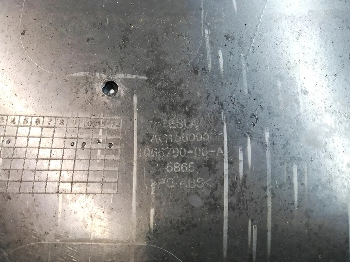 1 Чехол-накладка задняя спинки сиденья 1-го ряда кожзам (повреждение) Tesla Model S REST, Model X 1066790-00-A