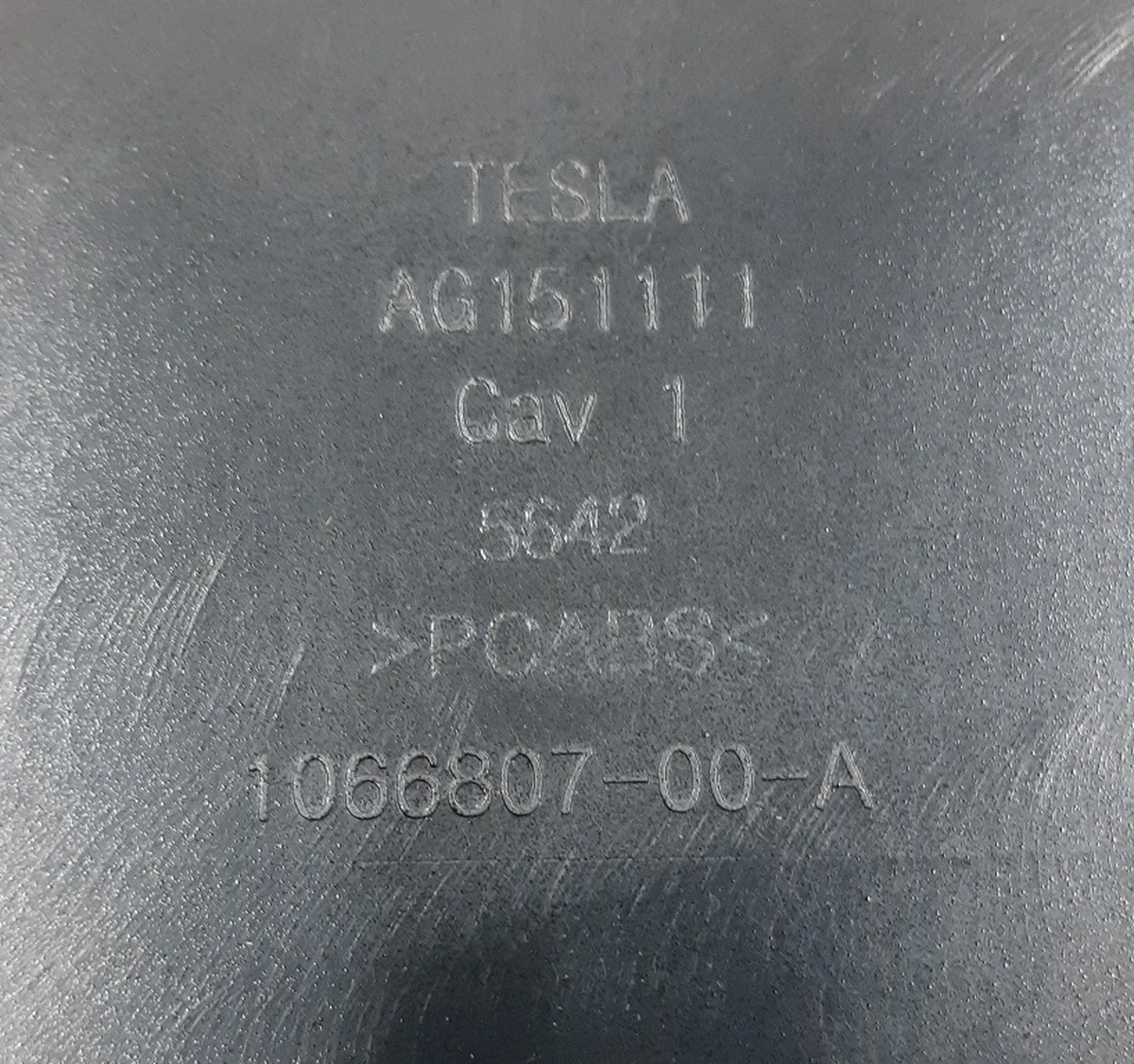 2 Чохол-накладка задня спинки сидіння 2-го ряду ліва глянцева Tesla Model X 1066807-00-B