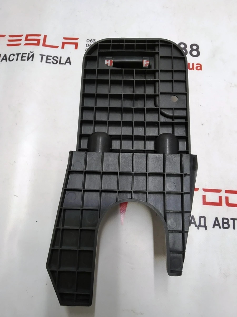 22 Кронштейн (опора) полиці багажного відсіку правий Tesla model X 1066848-00-E