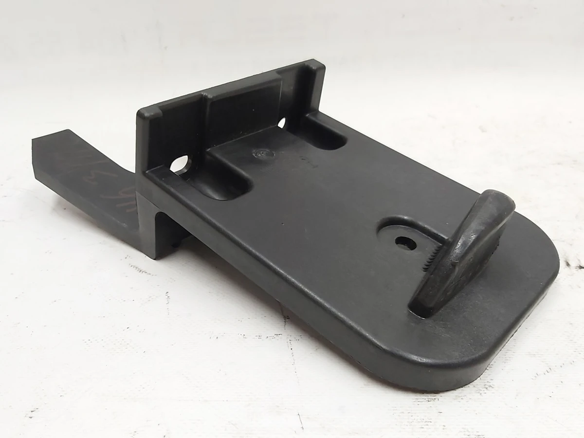 14 Кронштейн (опора) полки багажного отсека правый Tesla model X 1066848-00-E