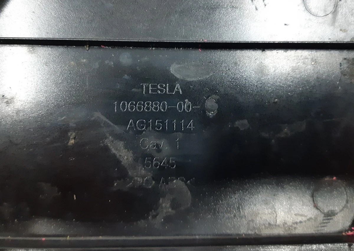 5 Накладка декоративна сидіння 2-го ряду нижня ліва глянцева Tesla model X 1066880-00-C