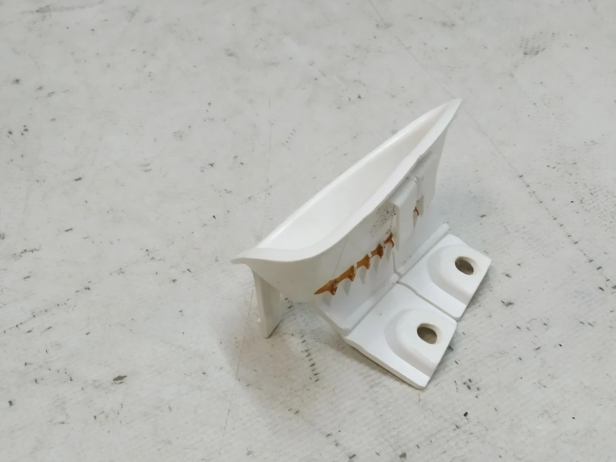 10 Накладка ременя безпеки 3-го ряду сидінь біла (white) ліва вживана Tesla Model X 1066889-01-B