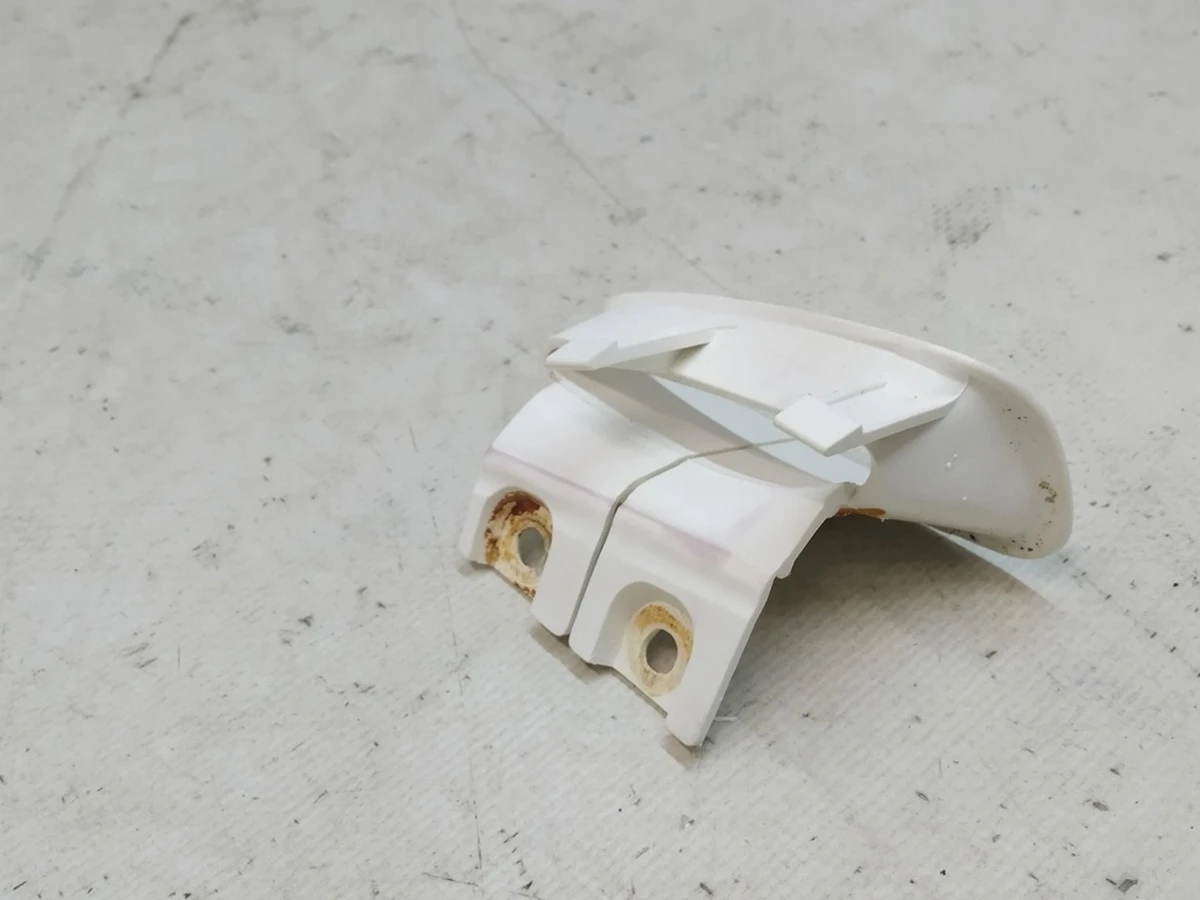 10 Накладка ременя безпеки 3-го ряду сидінь біла (white) ліва вживана Tesla Model X 1066889-01-B