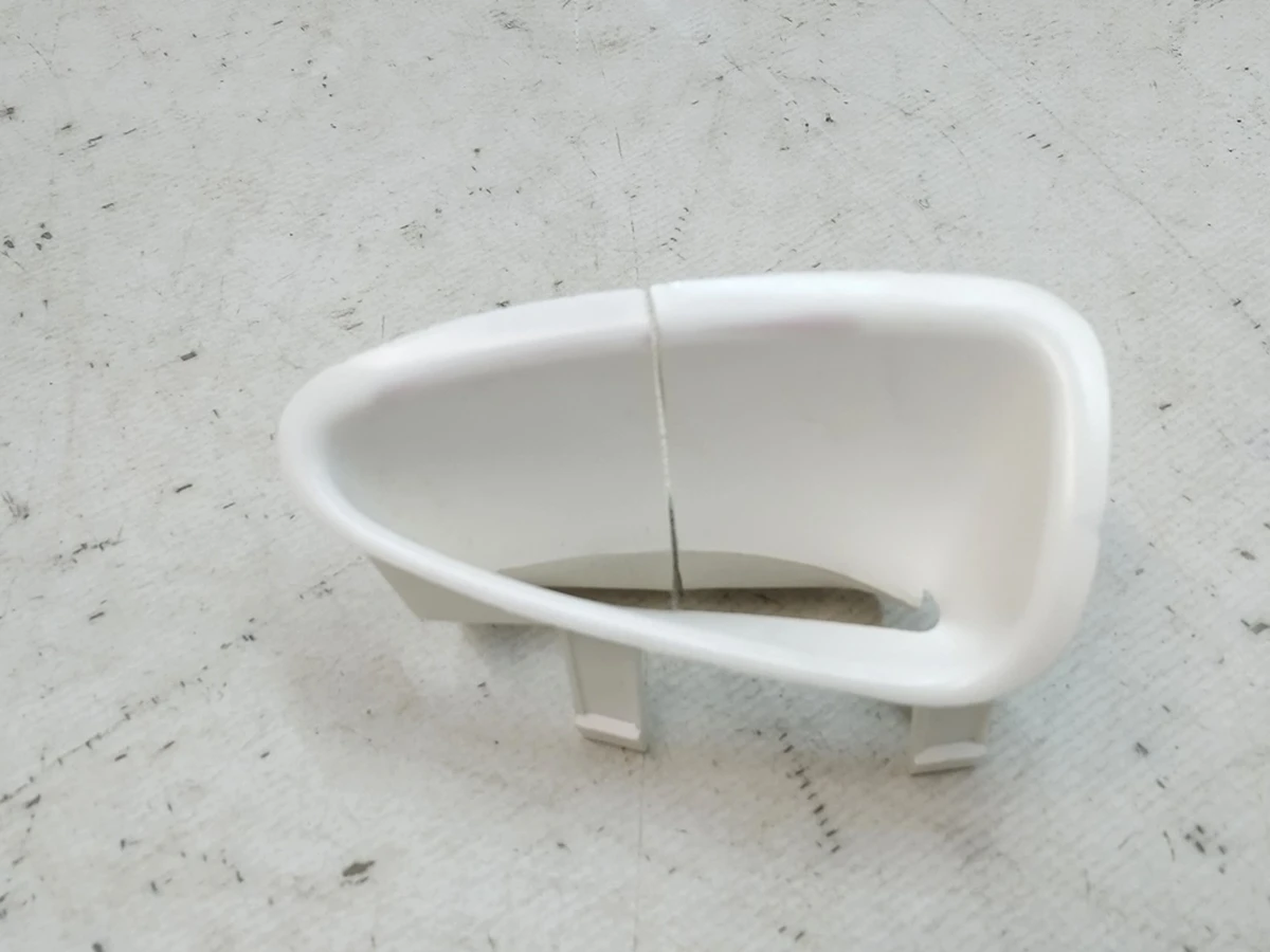 10 Накладка ременя безпеки 3-го ряду сидінь біла (white) ліва вживана Tesla Model X 1066889-01-B