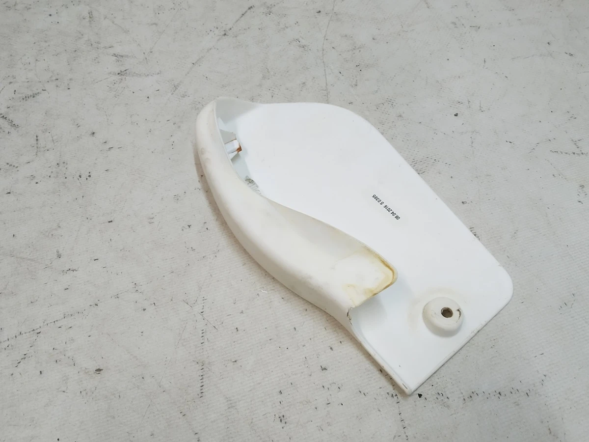 8 Накладка відкидання 3-го ряду сидінь біла (white) права вживанаTesla Model X 1066892-01-C