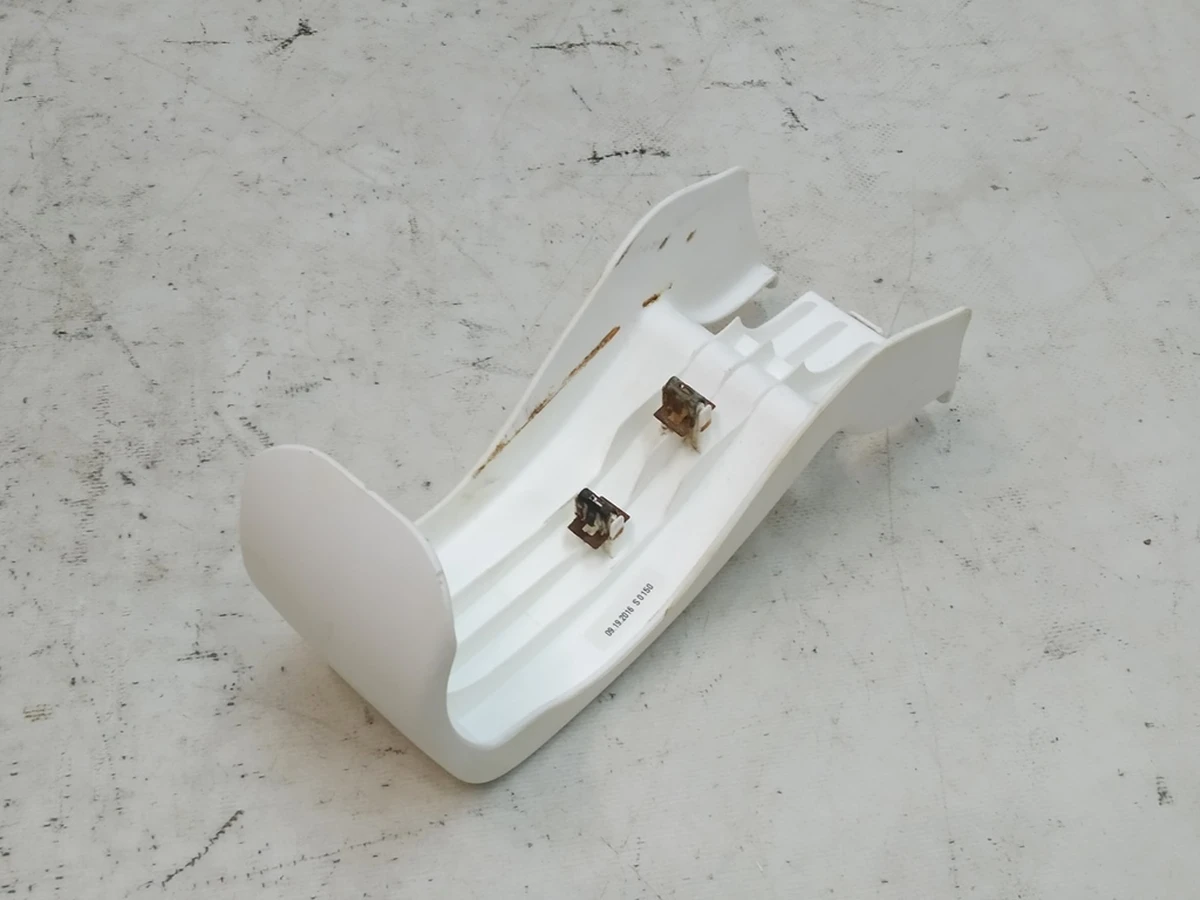 12 Накладка відкидання 3-го ряду сидінь біла (white) центральна вживана Tesla Model X 1066893-01-C