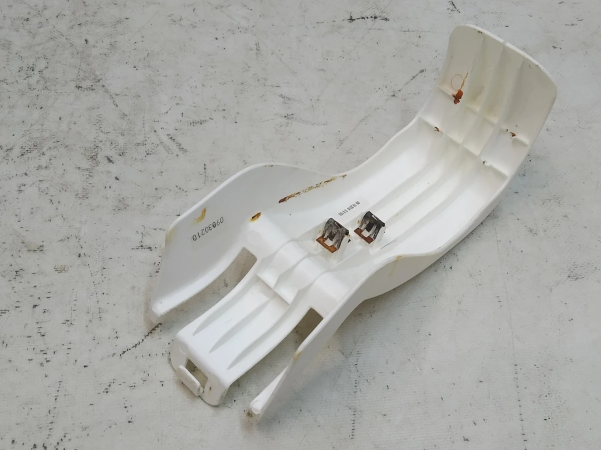 12 Накладка відкидання 3-го ряду сидінь біла (white) центральна вживана Tesla Model X 1066893-01-C