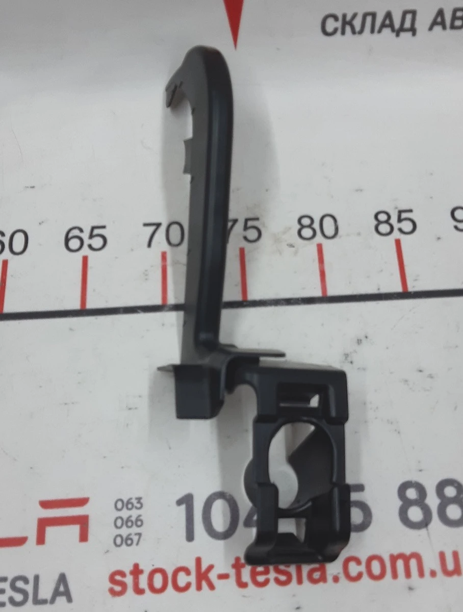 17 Кронштейн килимового покриття заднього багажника Tesla model X 1066955-99-A
