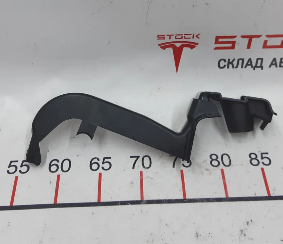 17 Кронштейн коврового покрытия заднего багажника левый Tesla model X 1066955-99-A