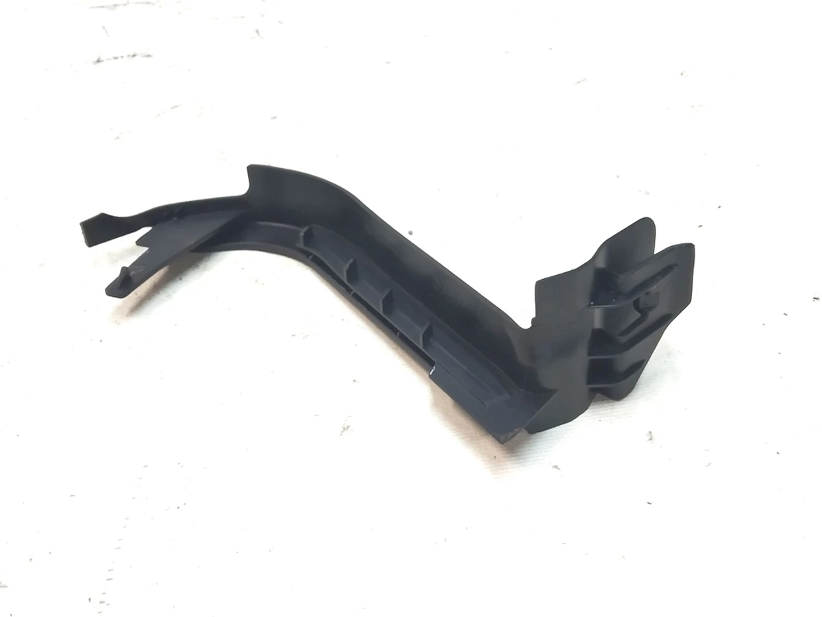17 Кронштейн коврового покрытия заднего багажника правый Tesla Model X 1066956-99-A