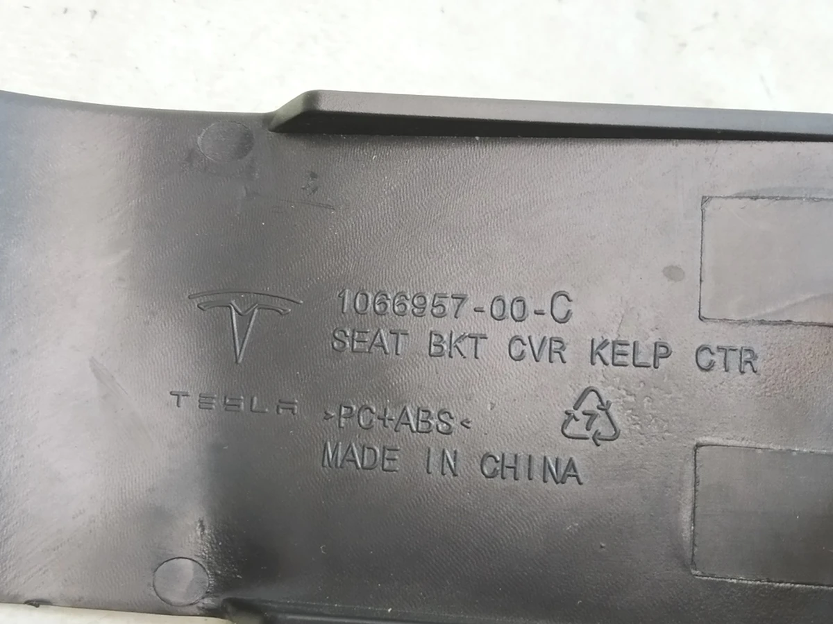 18 Кронштейн килимового покриття заднього багажника центральний Tesla Model X 1066957-00-D
