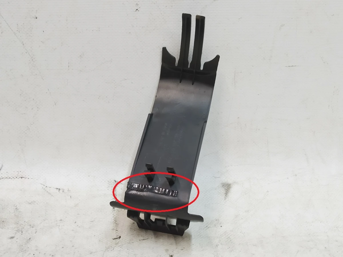 18 Seat bracket cover kelp center Tesla Model X 1066957-00-D