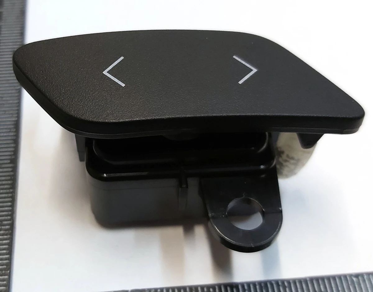 4 Кнопка легкого входу 2-го 3-го ряду права Tesla model X 1067122-00-B