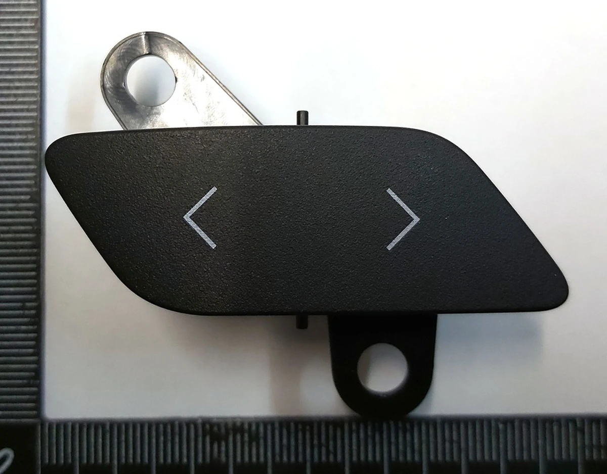 4 Кнопка легкого входу 2-го 3-го ряду права Tesla model X 1067122-00-B