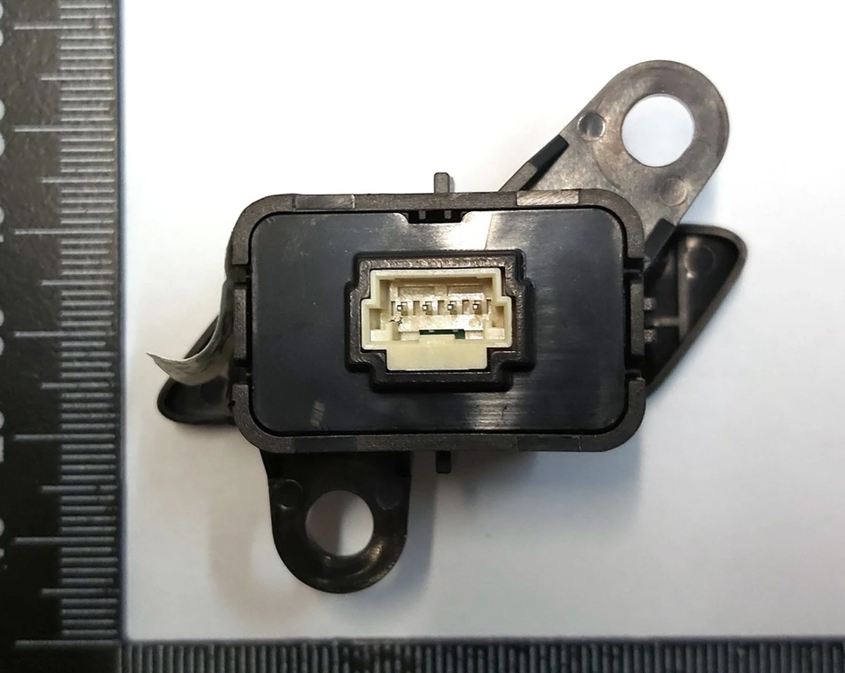 4 Кнопка легкого входу 2-го 3-го ряду права Tesla model X 1067122-00-B