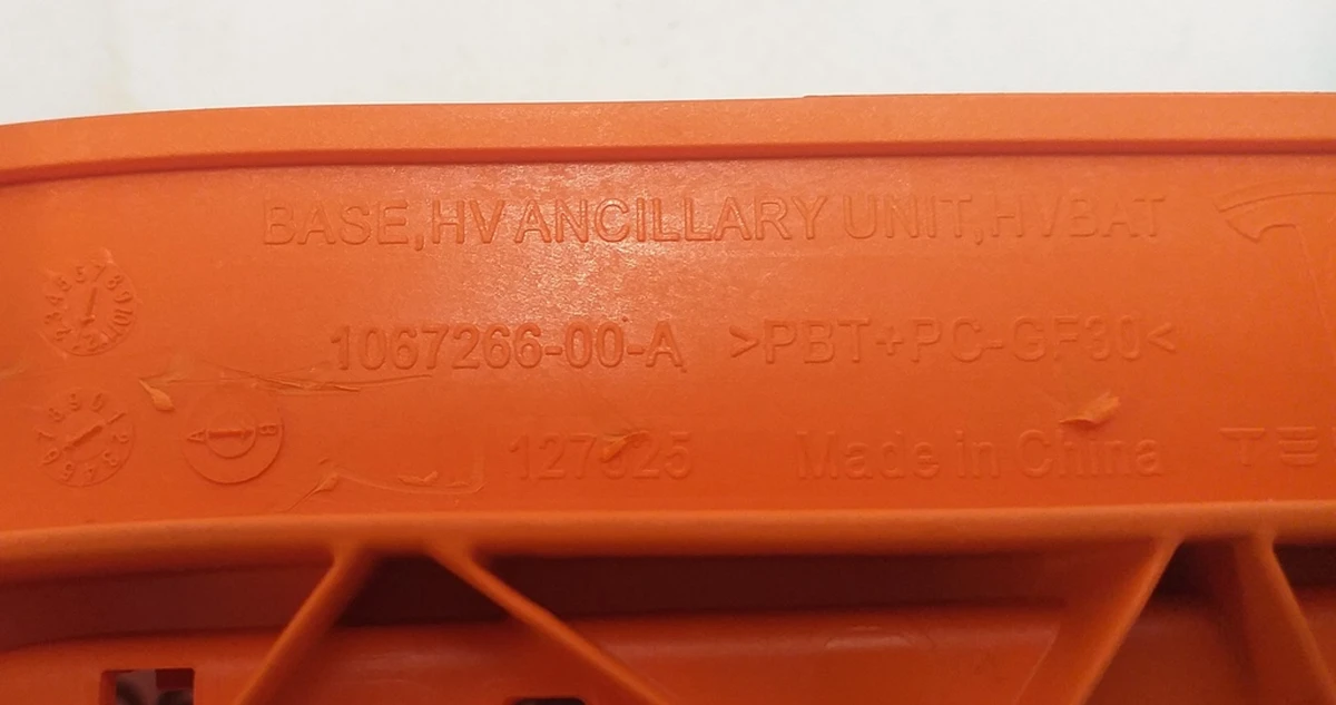 Корпус нижній допоміжного блоку керування основної батареї Tesla model S REST, Tesla model X 1067266-00-A