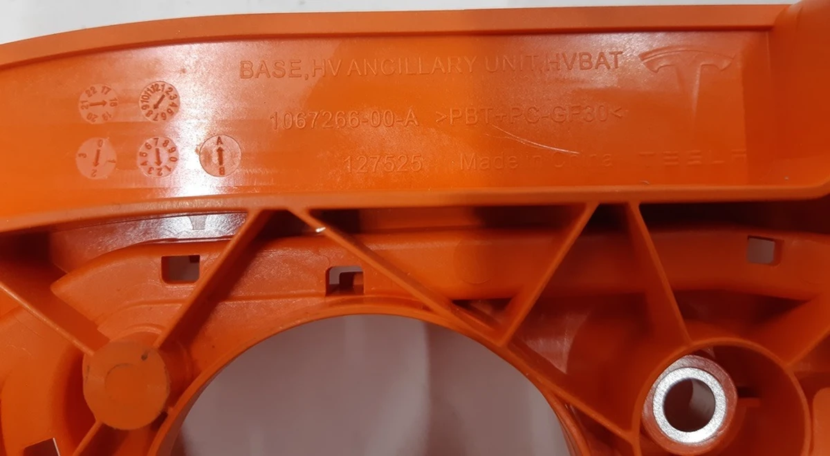 Main Battery Auxiliary Control Unit Lower Housing Damaged Tesla model S REST, Tesla model X 1067266-00-A