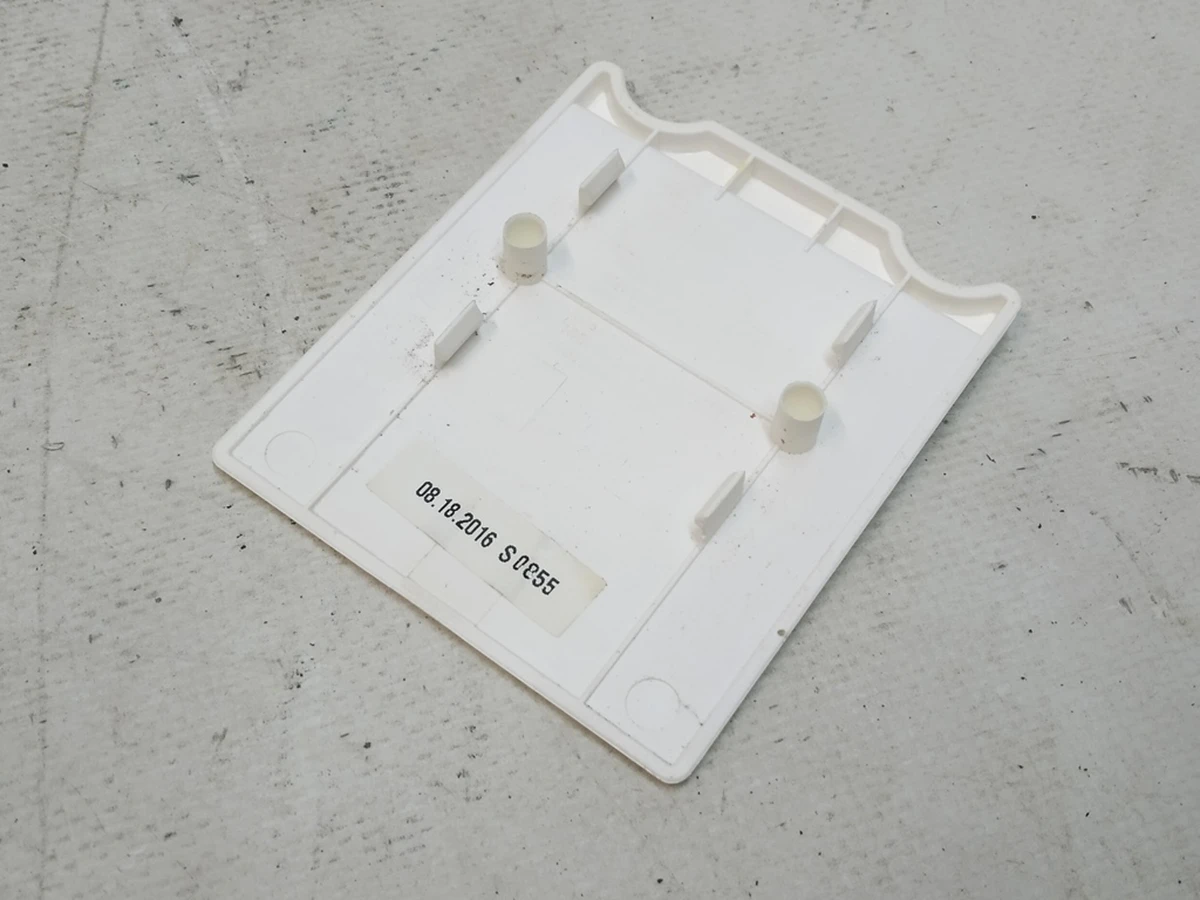 4 Декоративна накладка підголівника сидіння 1-го ряду WHITE Tesla Model S REST, Model X 1067384-01-B