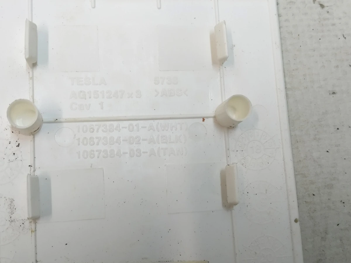 4 Декоративна накладка підголівника сидіння 1-го ряду WHITE Tesla Model S REST, Model X 1067384-01-B