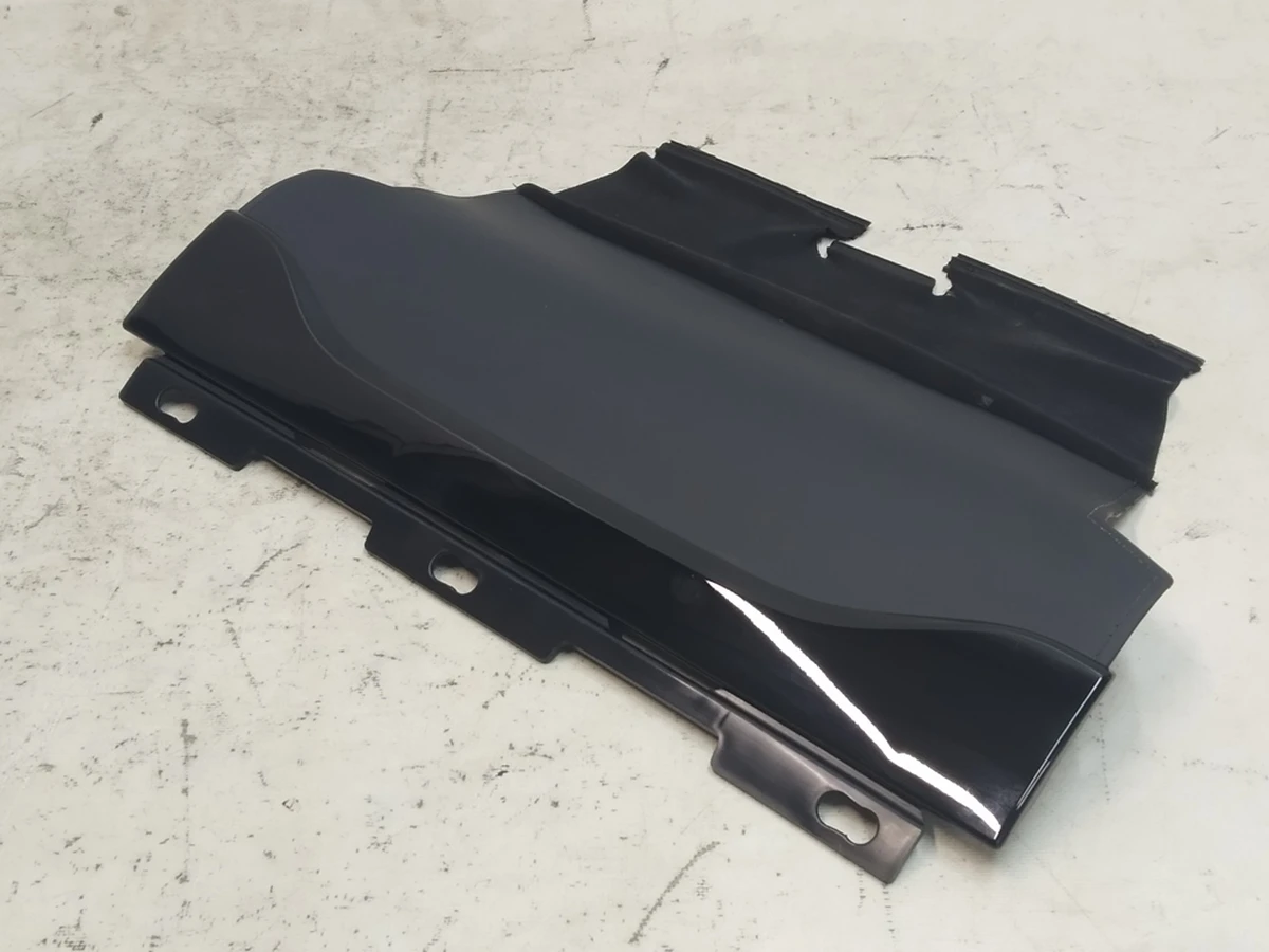 3 Чехол-накладка (кожа) нижняя водительского/пассажирского сиденья глянцевая Б/У Tesla Model S REST, Model X 1088150-00-B