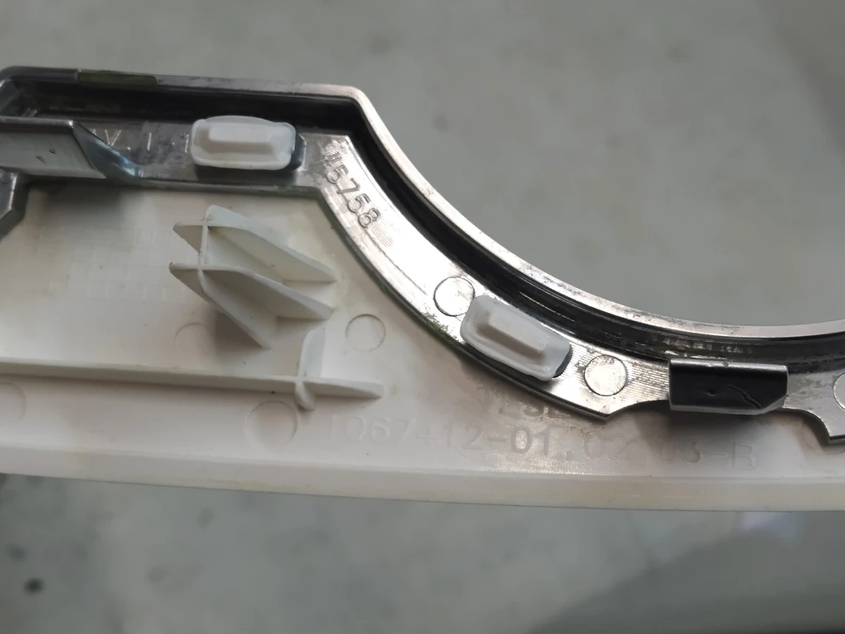 1 Накладка підстаканника 3-го ряду сидінь біла (white) Tesla Model X 1092645-01-A