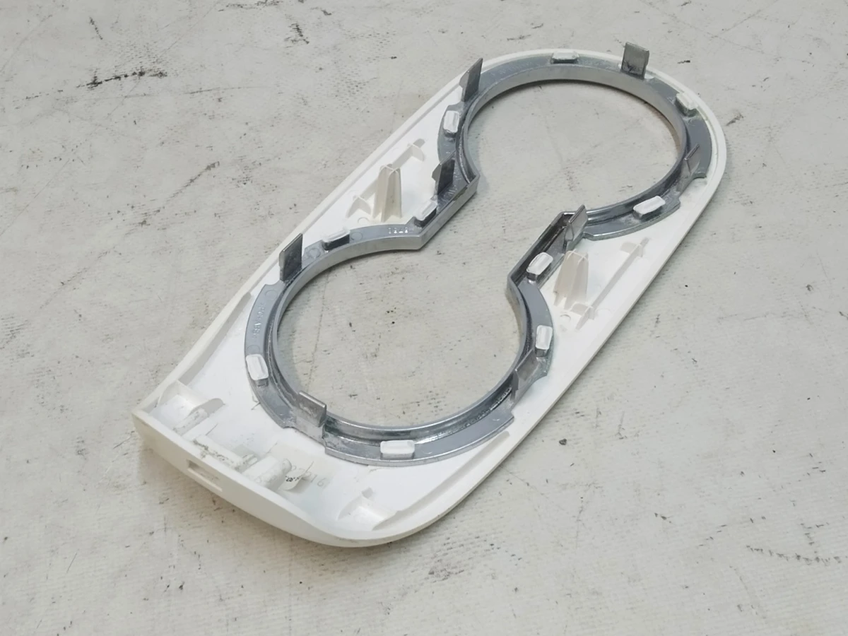 1 Накладка підстаканника 3-го ряду сидінь біла (white) Tesla Model X 1092645-01-A