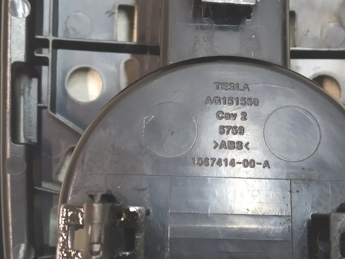 2 Подстаканник 3-го ряду сидінь AG 151550 Tesla Model X 1067414-00-A