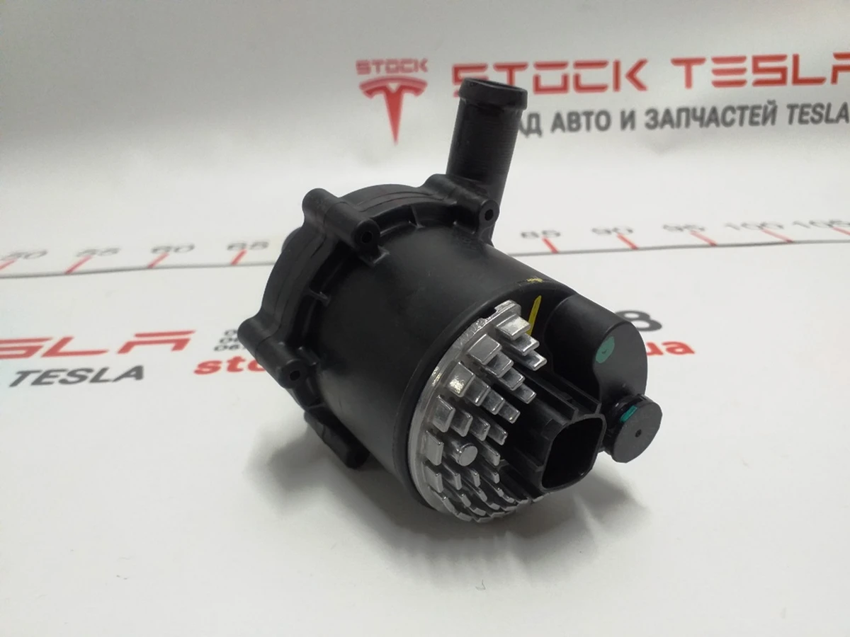 2 Coolant pump AWD Tesla model S REST 1067473-00-H