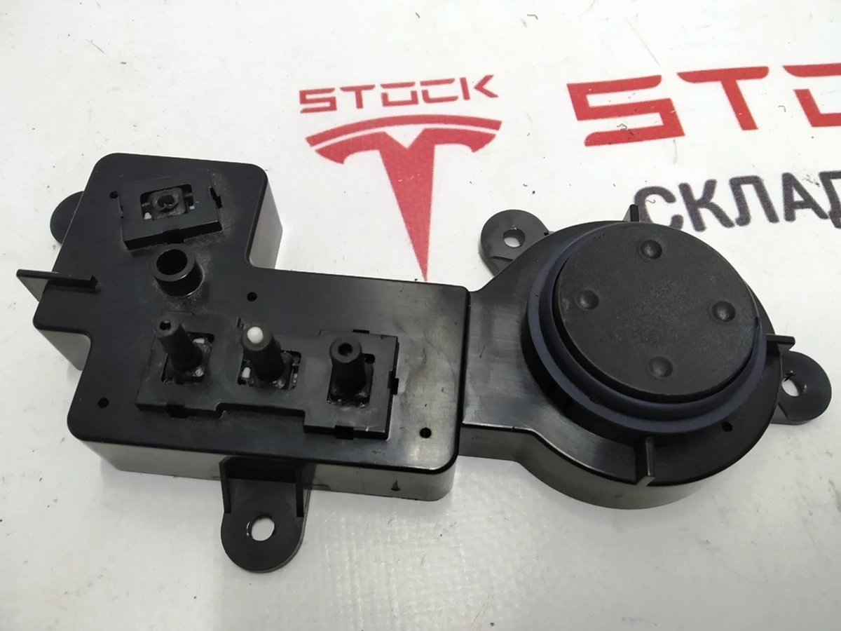 1 Damaged passenger seat adjustment unit Tesla model S REST, Tesla model X 1067689-00-D