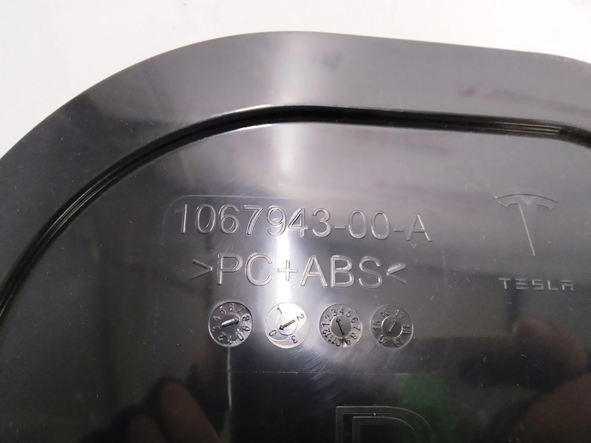 1 Накладка внутренняя двери задней правой (пластик) Tesla model S REST 1067943-00-A