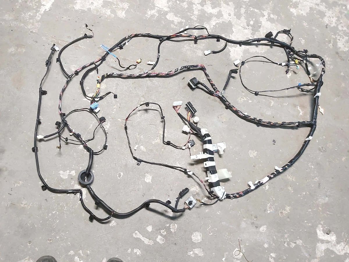 1 ASY,HARN,BODY LEFT,M3,LHD,PREM with damage in disassembly Tesla model 3 1067955-00-G