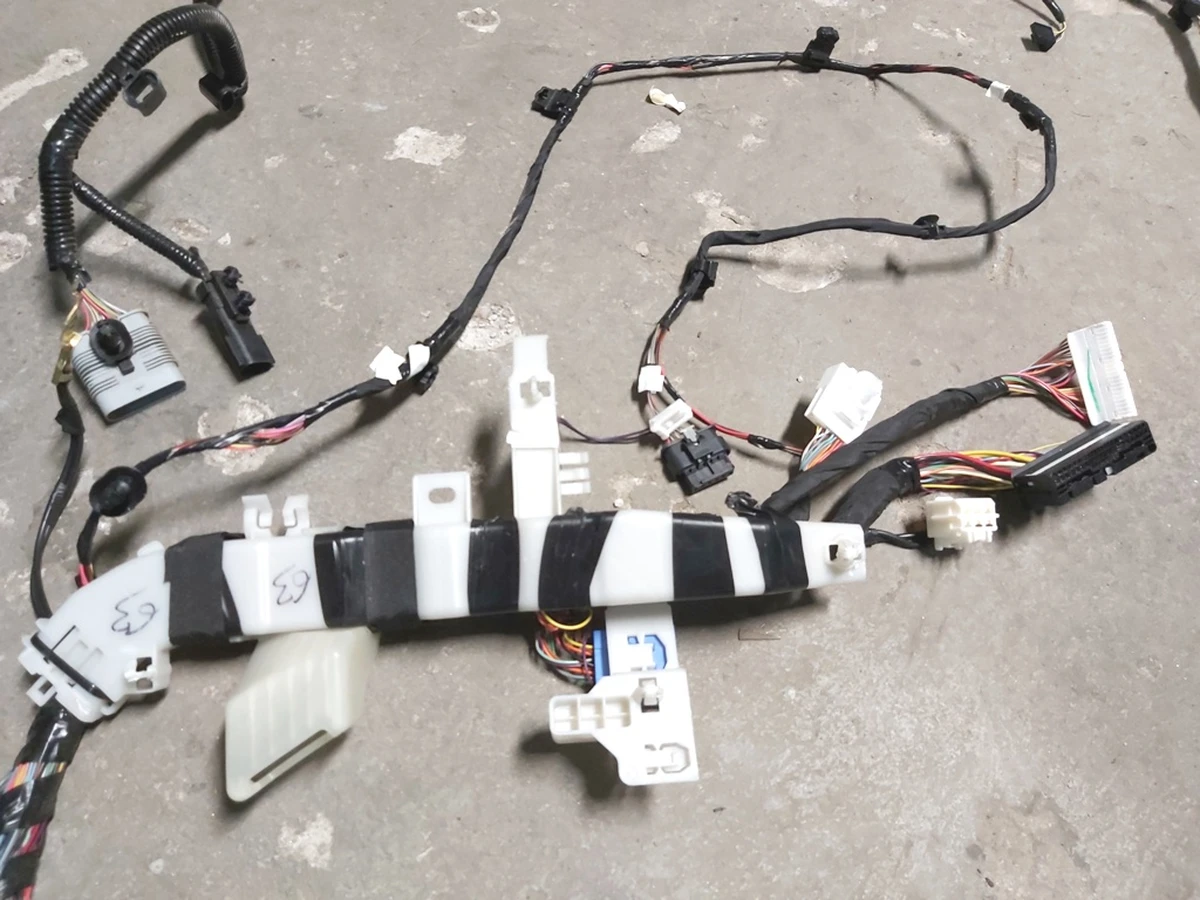 1 ASY,HARN,BODY LEFT,M3,LHD,PREM with damage in disassembly Tesla model 3 1067955-00-G