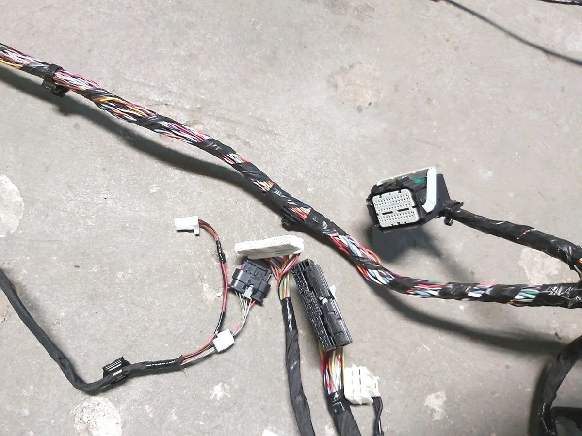 1 ASY,HARN,BODY LEFT,M3,LHD,PREM with damage in disassembly Tesla model 3 1067955-00-G