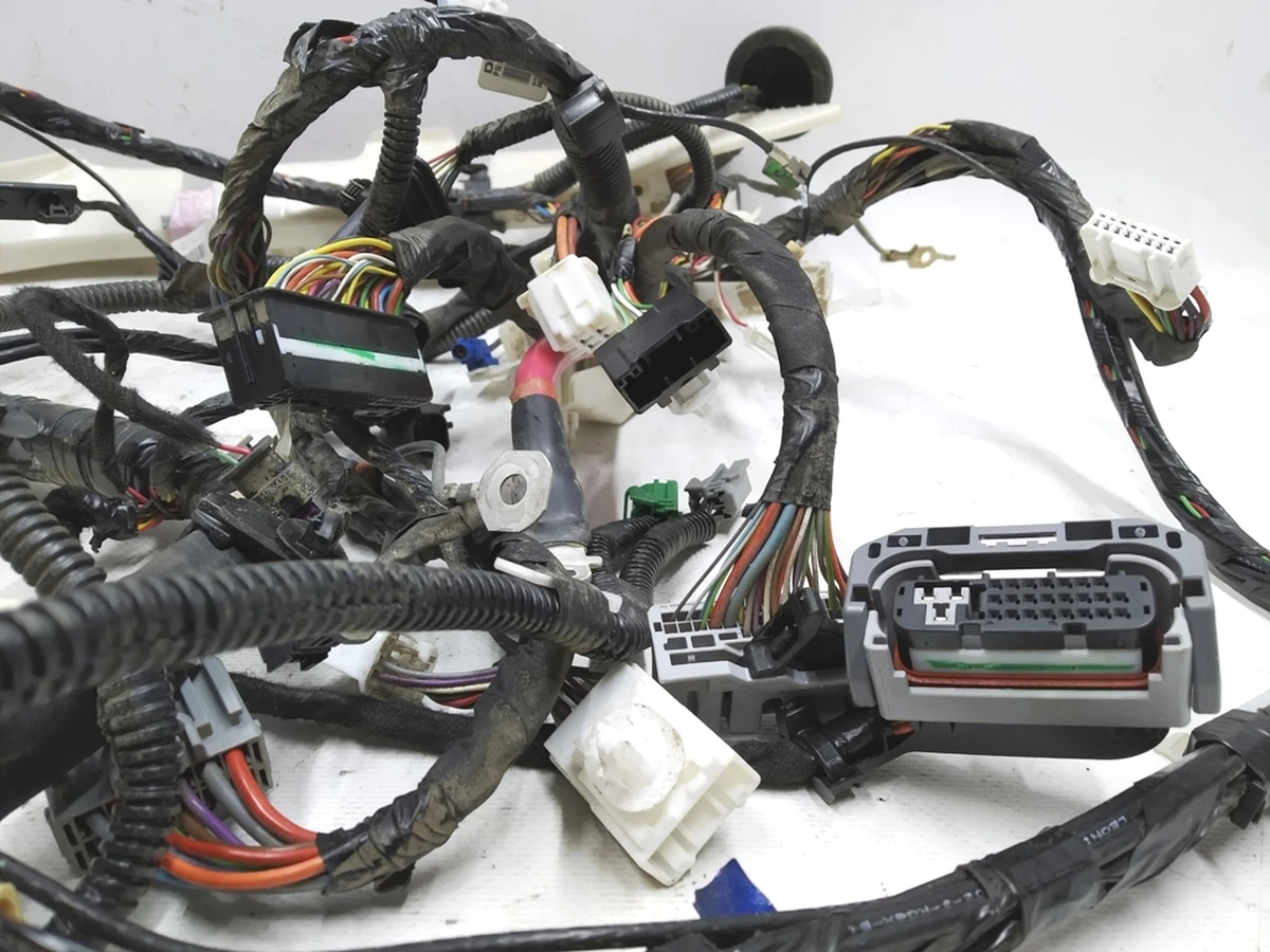 2 Электропроводка салона правая Premium со следами окисления Tesla model 3 1067955-00-G