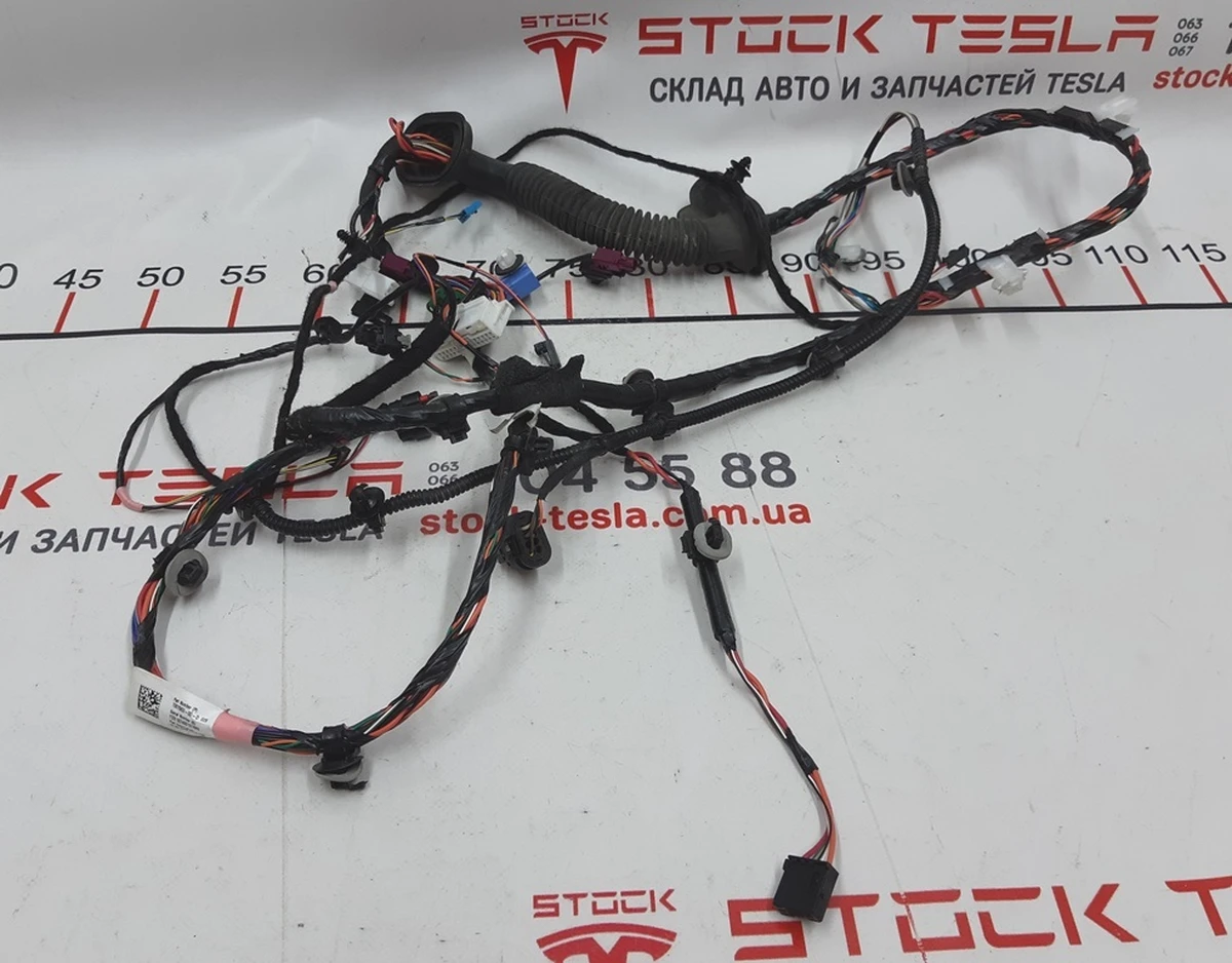 1 Электропроводка двери передней правой без фиксатора гофры Tesla model 3 1067963-00-E