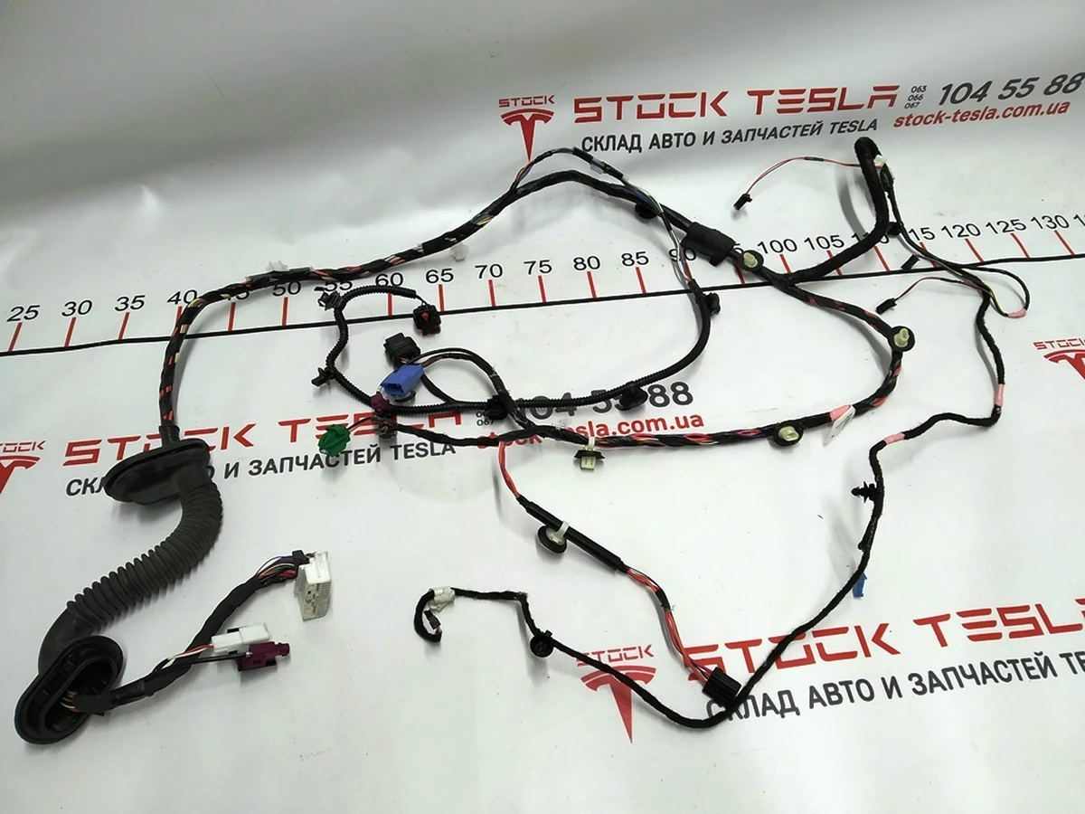 1 Электропроводка двери передней правой Tesla model 3 1067963-00-E