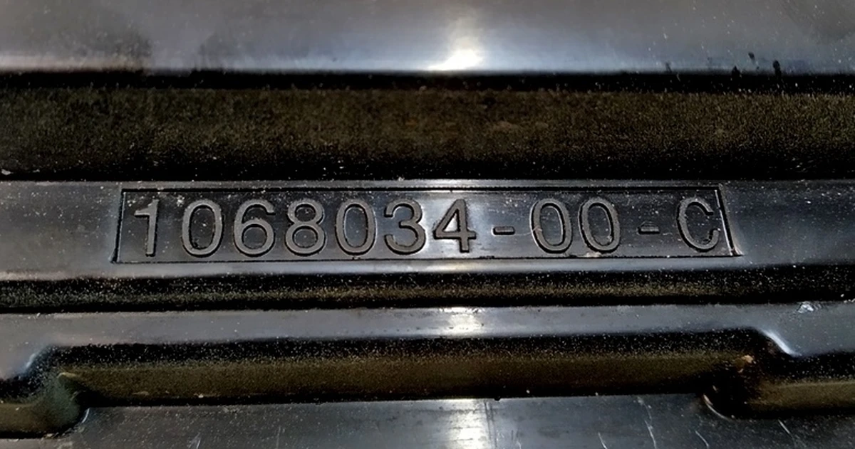 21 Крышка вентиляционного клапана заднего багажника Tesla Model X 1068034-00-C