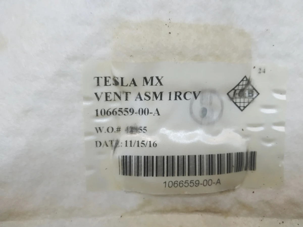 1 NORTH AMERICA - 1ST row seat assembly - left hand drive - LEFT HAND - LUXURY - WHITE (oxidation) Tesla Model S REST, Model X 1074785-04-E