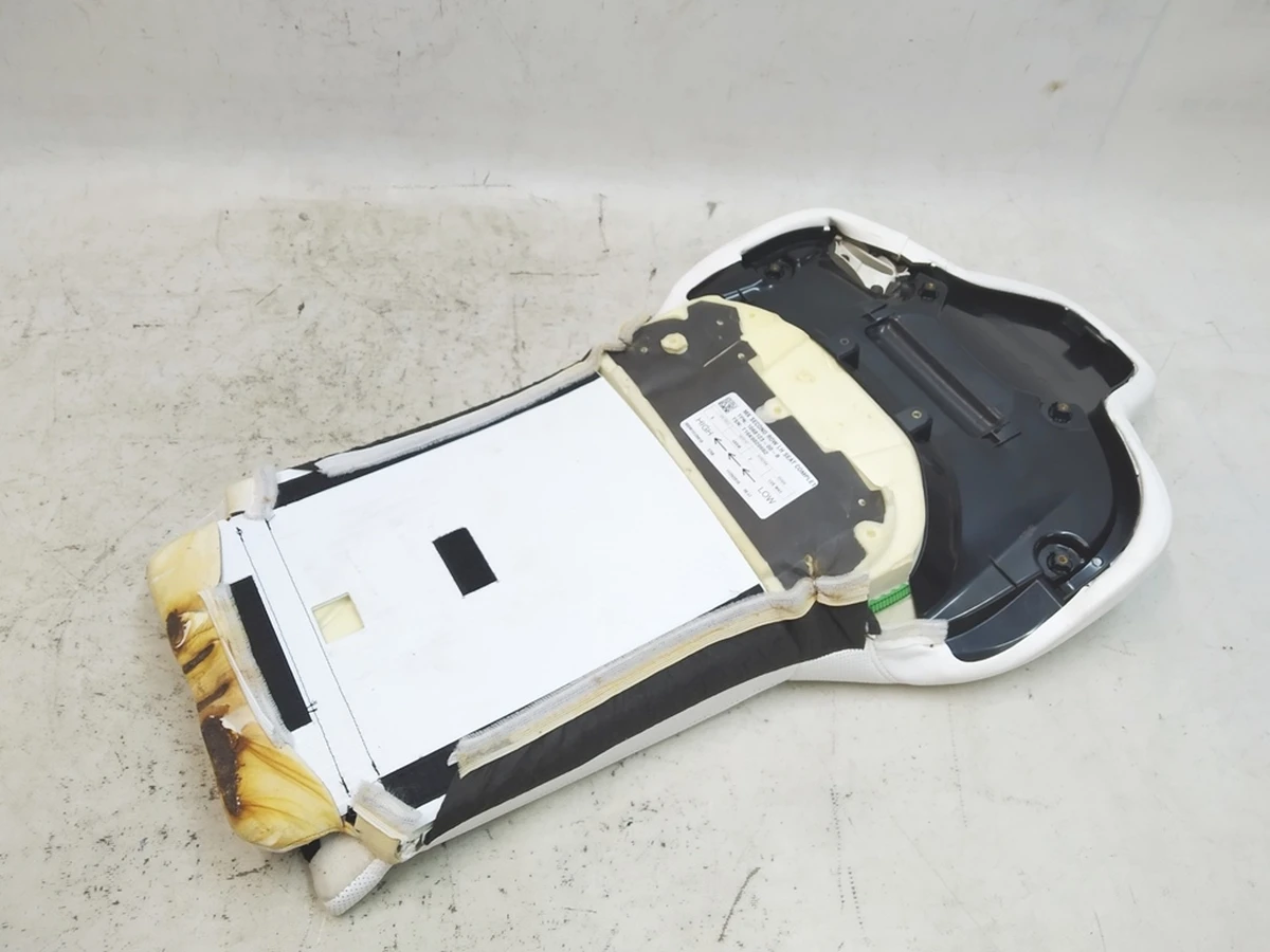 10 Спинка сидіння 2-го ряду LUX ULTRA WHITE з пінним наповненням ліва 1068126 Tesla Model X 1076089