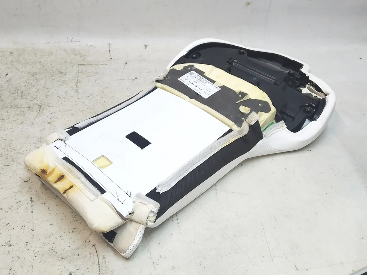 10 Спинка сидіння 2-го ряду LUX ULTRA WHITE з пінним наповненням права 1068126 Tesla Model X 1076089