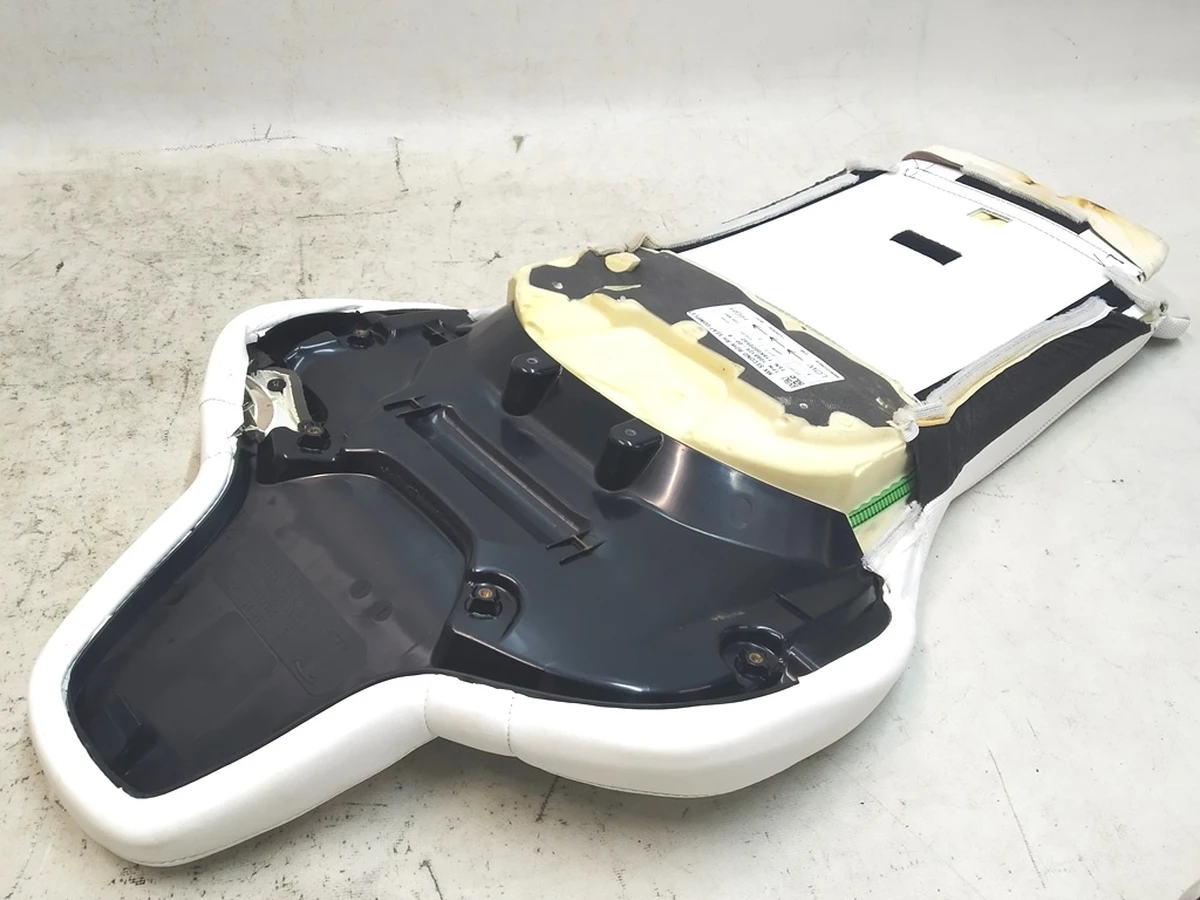 10 Спинка сидіння 2-го ряду LUX ULTRA WHITE з пінним наповненням права 1068126 Tesla Model X 1076089