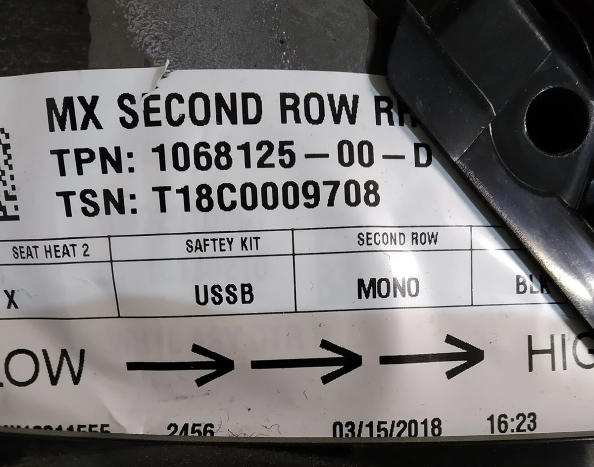 2 Сидіння 2-го ряду праве PUR BLK з хутром. передв. у зборі (без подушки безпеки) Tesla model X 3123608-02-A