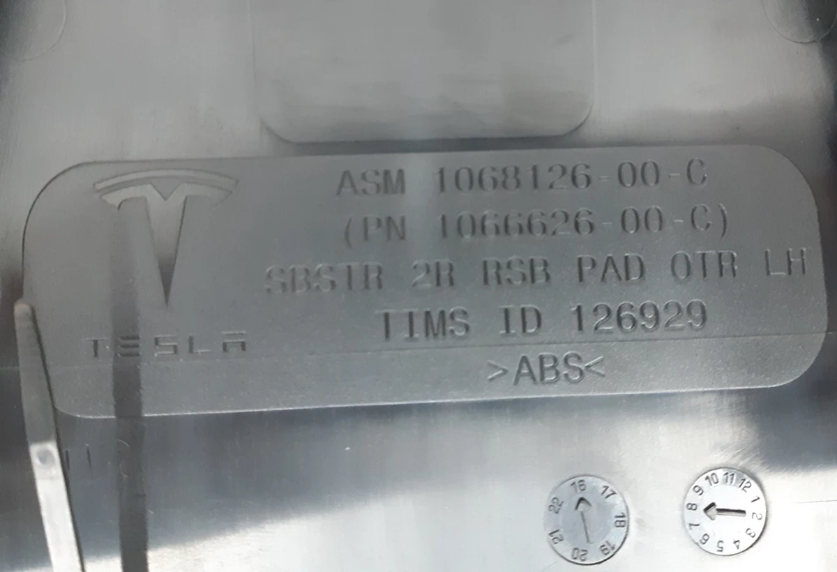 Каркас спинки сиденья 2-го ряда левого с пенным наполнителем Tesla model X 1068123-00-B