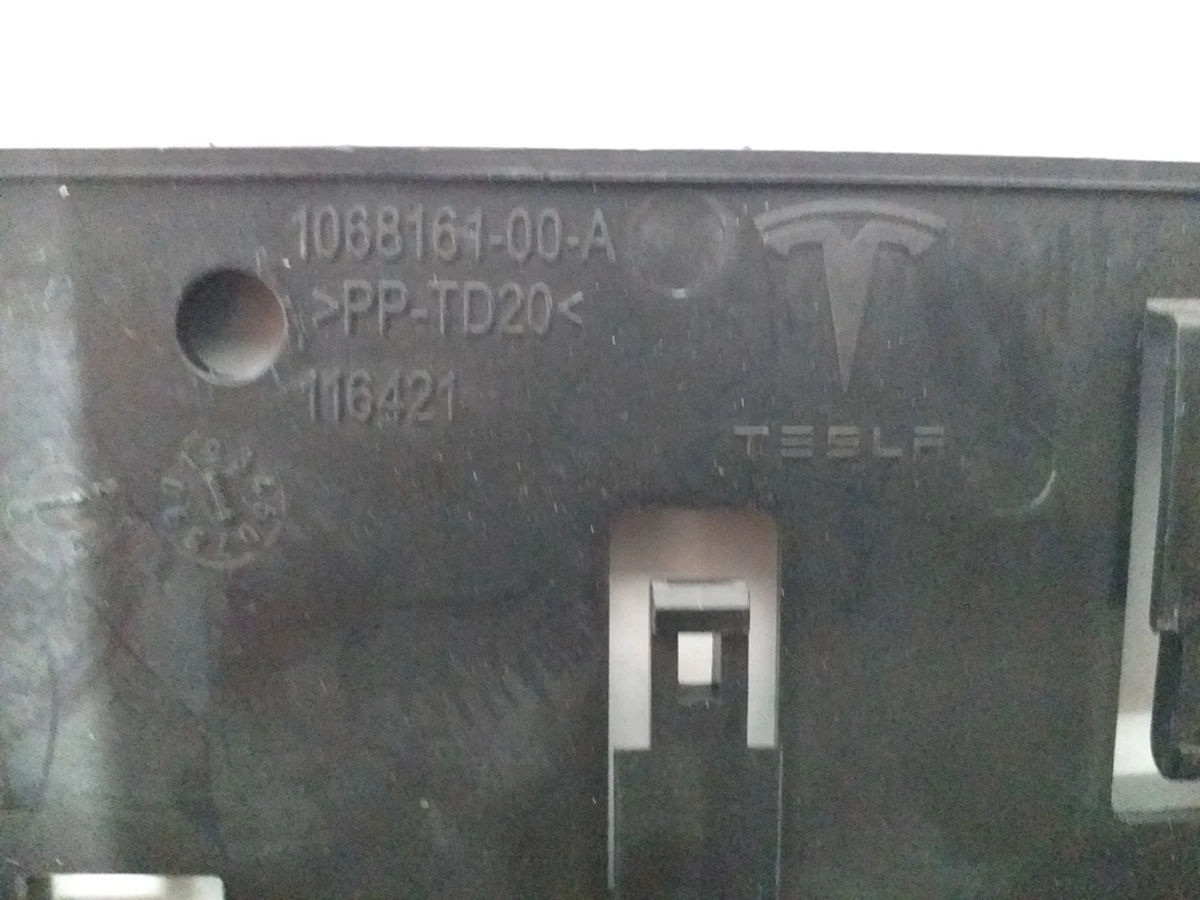 8 Кронштейн роз'єму електропроводки 3 ряди сидінь лівий Tesla model X 1068161-00-A