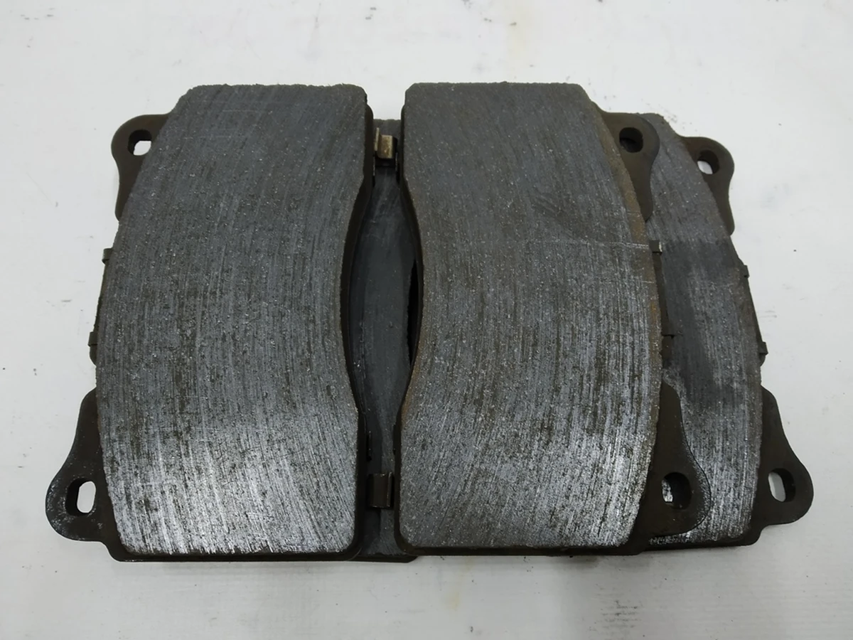 7 Колодки передні гальмові (комплект 4 штуки, залишок 8-9мм) Tesla model X 1068330-00-B