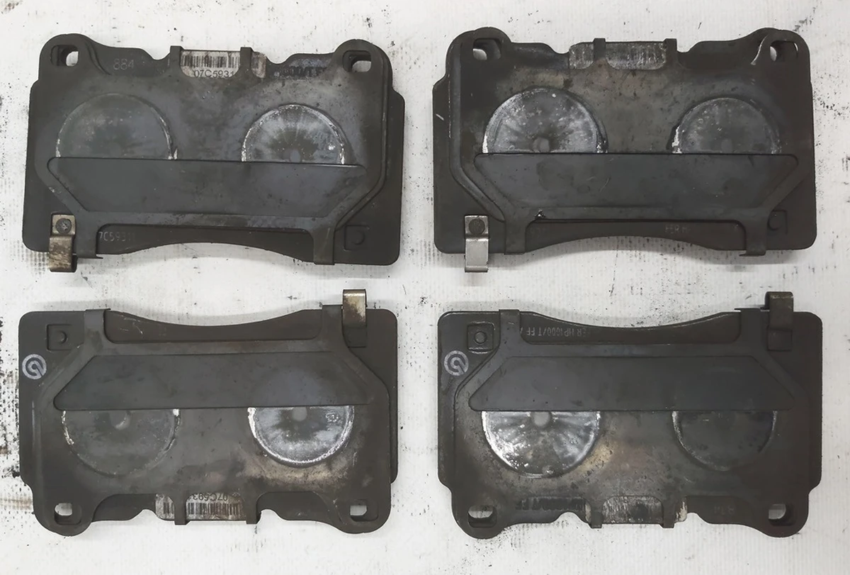 7 Колодки тормозные передние (комплект 4 штуки, остаток 7-8мм) Tesla model X 1068330-00-B