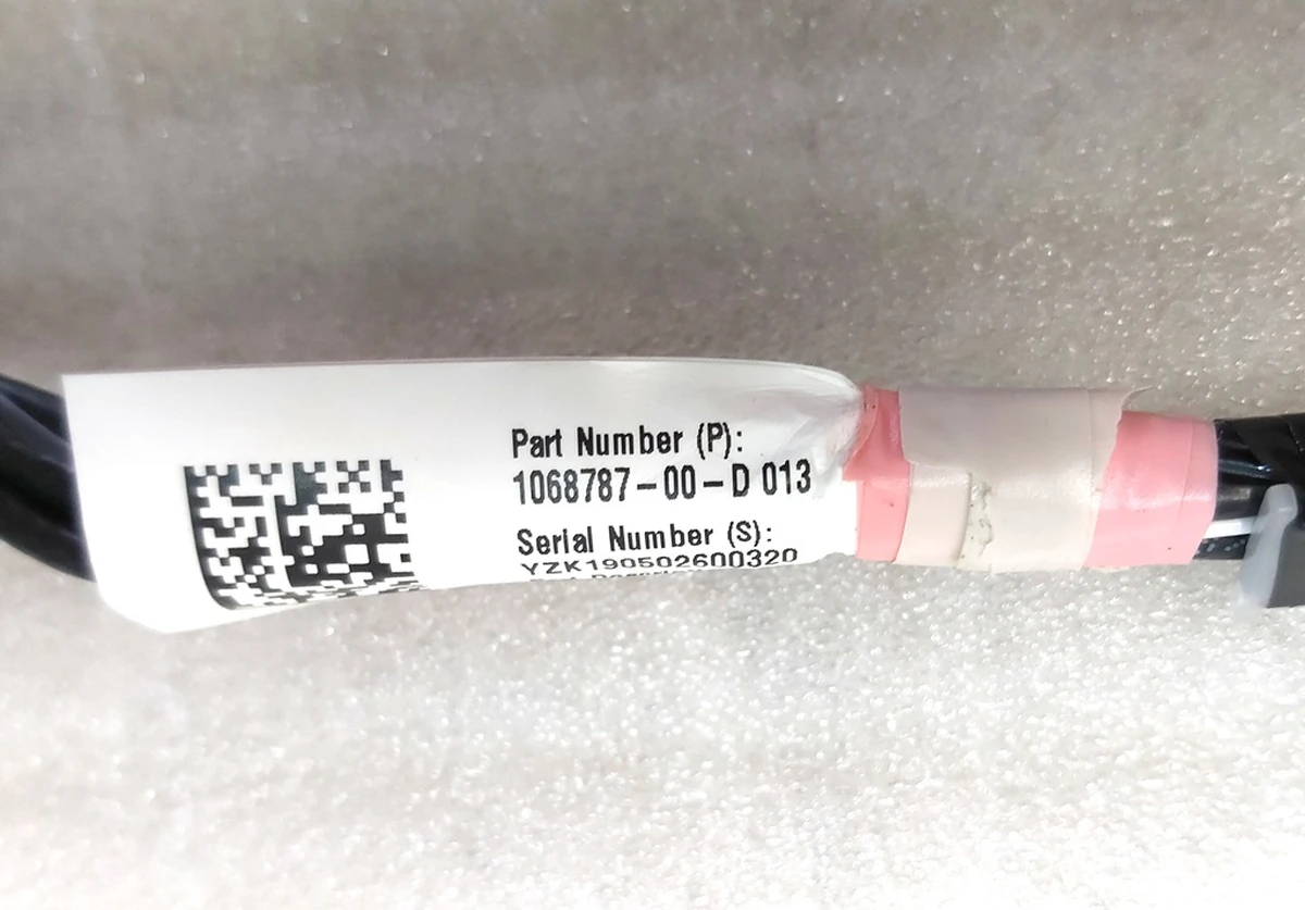 1 Электропроводка камеры и GPS модуля лобового стекла со следами окисления Tesla model 3 1068787-00-E