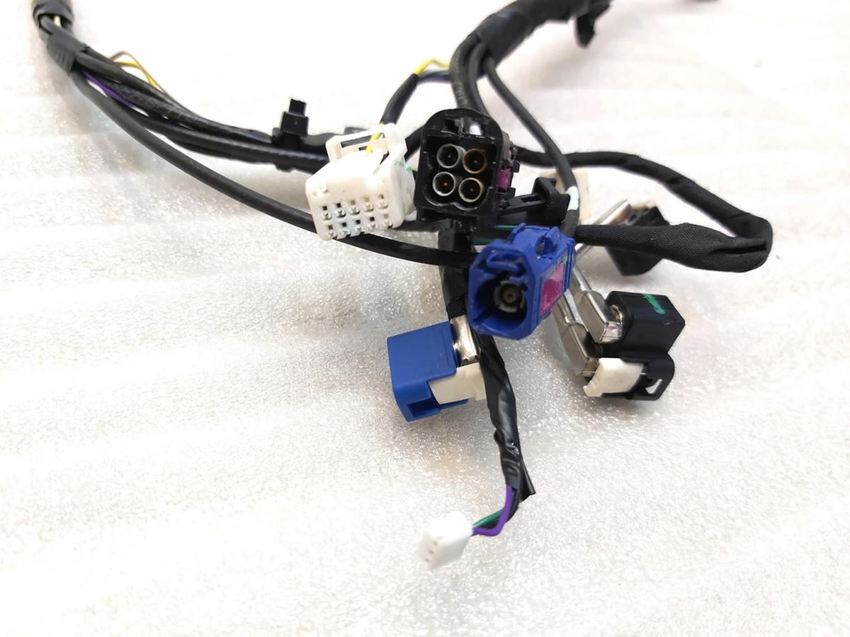 1 Электропроводка камеры и GPS модуля лобового стекла со следами окисления Tesla model 3 1068787-00-E