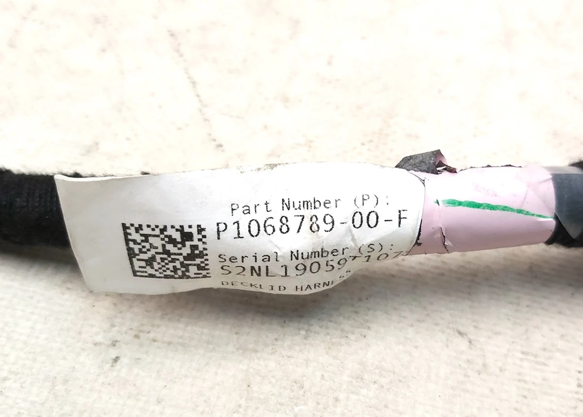 5 Електропроводка кришки багажника зі слідами окисненняTesla model 3 1068789-00-F