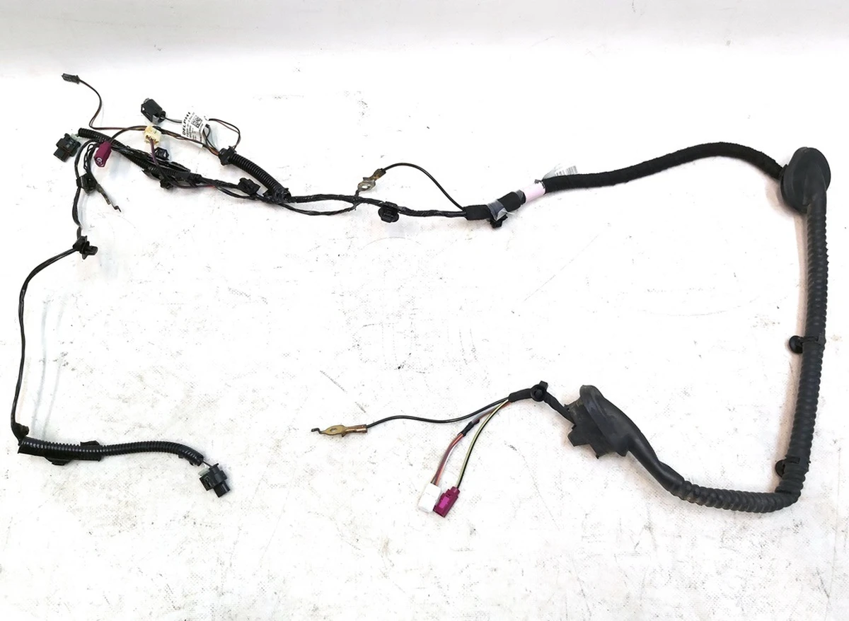 5 Електропроводка кришки багажника зі слідами окисненняTesla model 3 1068789-00-F